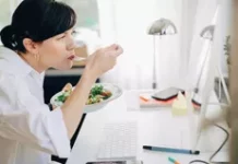 Transformer ses repas en actes de Kavod manger en travaillant