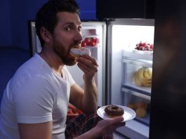 Manger en cachette : honte ou besoin de contrôle ? manger en cachette
