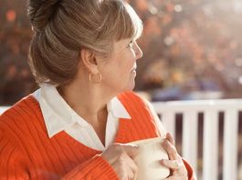 Ménopause : surmonter la solitude, la retraite et l’alimentation désorganisée solitude retraitée