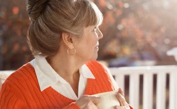 Ménopause : surmonter la solitude, la retraite et l’alimentation désorganisée solitude retraitée