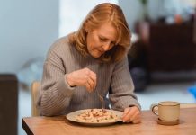 Les kilos de la solitude et de l’ennui chez les personnes d’âge moyen