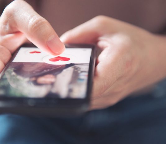 Infidélité émotionnelle numérique