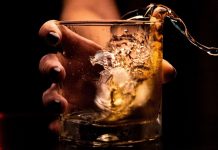 Le besoin de boire seul le soir Le besoin de boire seul le soir