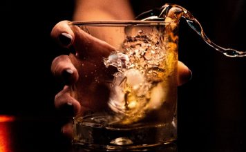 Le besoin de boire seul le soir Le besoin de boire seul le soir